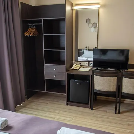 Ce Plaza Hotel 4*