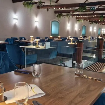 Ce Plaza Hotel 4*