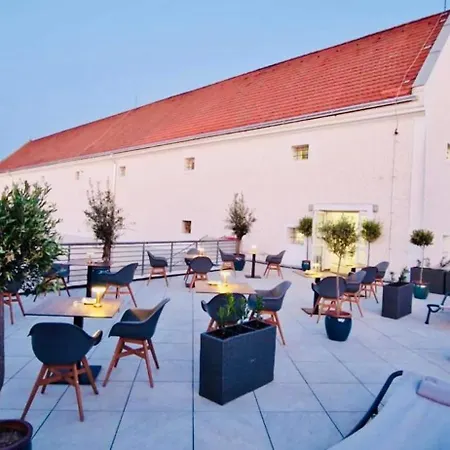 Ce Plaza Hotel 4*