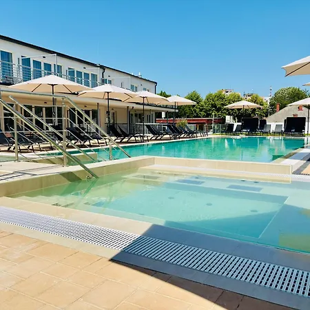 מלון Ce Plaza 4*