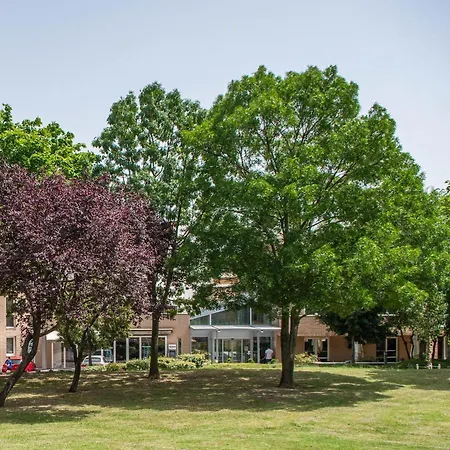 Отель Ce Plaza 4*