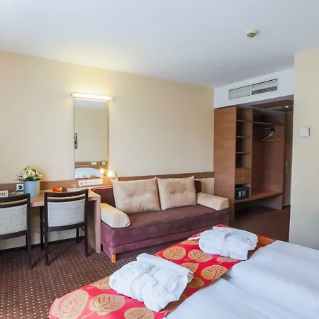Ce Plaza Hotel 4*