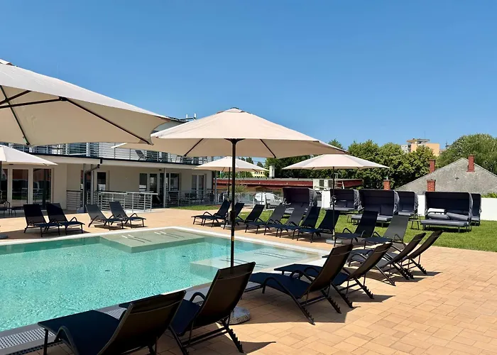 מלון Ce Plaza 4*