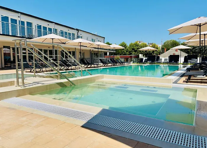 מלון Ce Plaza 4*